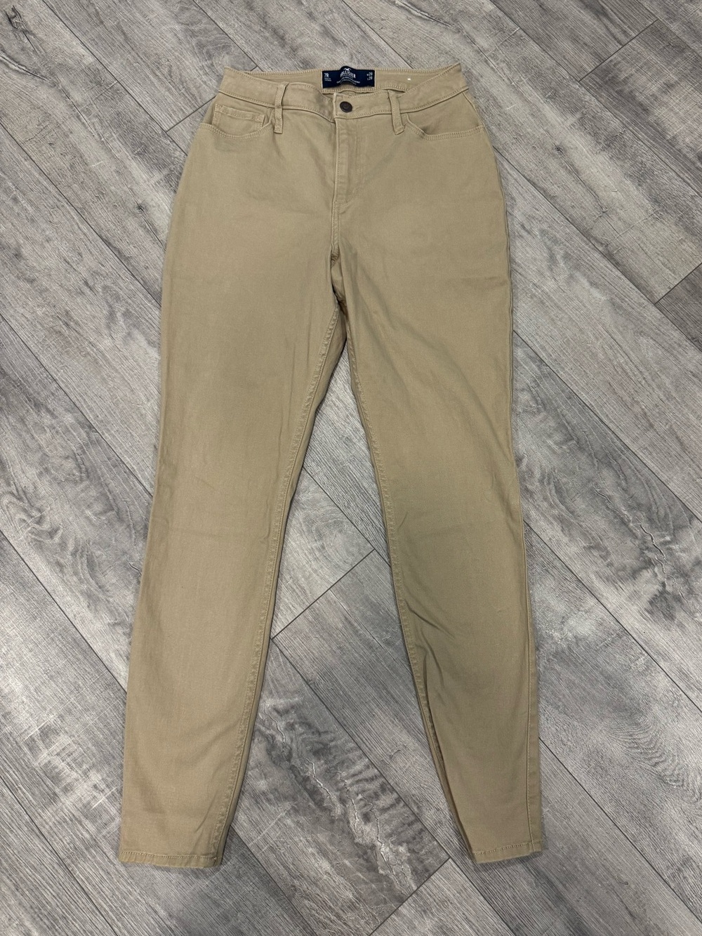 Hollister Curvy High-Rise Skinny Pants in Khaki